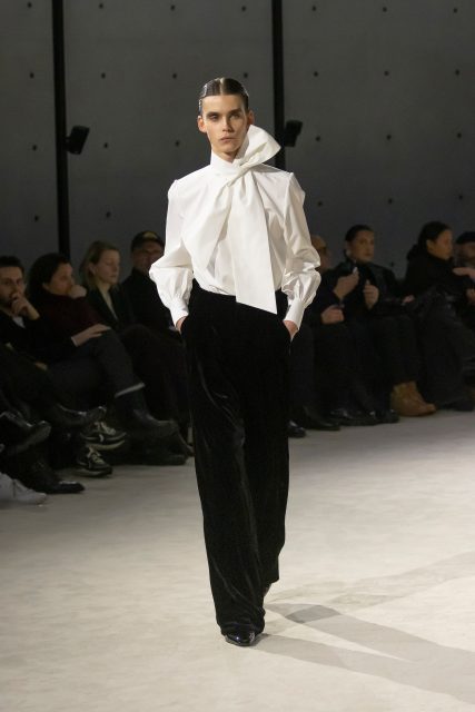 Saint Laurent 全新男裝展模糊中性界線，向女裝取材演繹優雅設計｜Fall/Winter 2023 Menswear