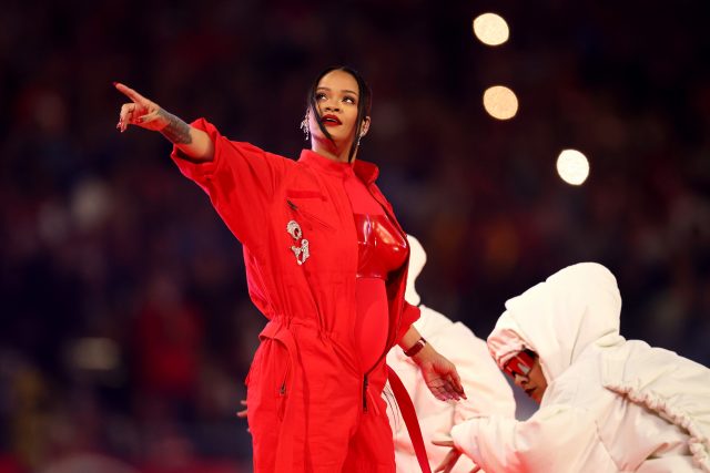 天后 Rihanna 震撼帶來 2023 Super Bowl 中場表演！演繹多首經典熱門歌 無預警宣布第二胎又唱又跳