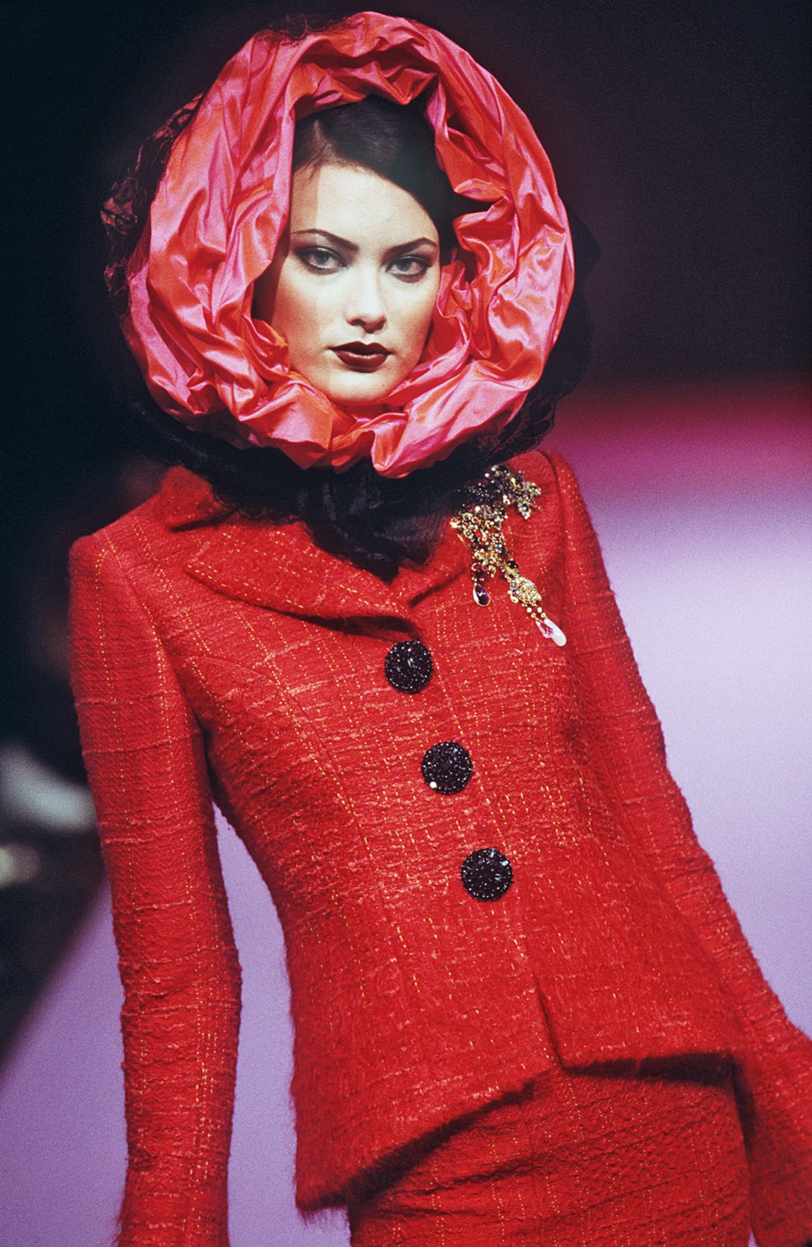 Amber Valletta And Shalom Harlow's Most Iconic Runway Moments