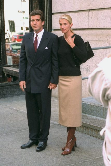 90年代時尚Icon Carolyn Bessette-Kennedy 心愛的 Prada 手袋為何能成為永恆經典？