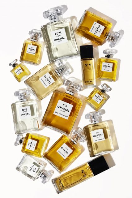 傳奇香水 CHANEL N°5 的秘密！認識這由 Coco Chanel 女士親自設計、橫跨百年的經典香氛