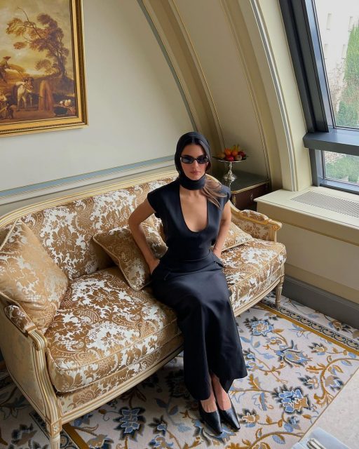 Kendall Jenner 以 The Row 極簡黑裙造型，打造出一種現代版 Audrey Hepburn 風格現身巴黎！