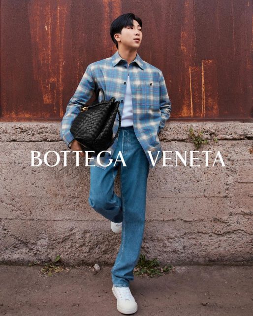 BTS 成員 RM 驚喜出鏡 Bottega Veneta 2023 春夏廣告！示範全新 Andiamo 手袋