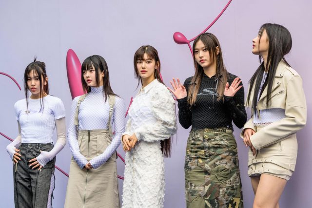 NewJeans 全員亮相首爾時裝周！穿上了以韓國可持續品牌 Ulkin 打造的時尚造型，支持韓國本土設計
