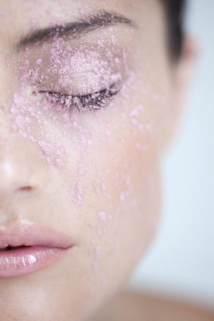 粉紅定妝粉成最新潮流趨勢 成為最佳遮蓋黑眼圈的「工具」？