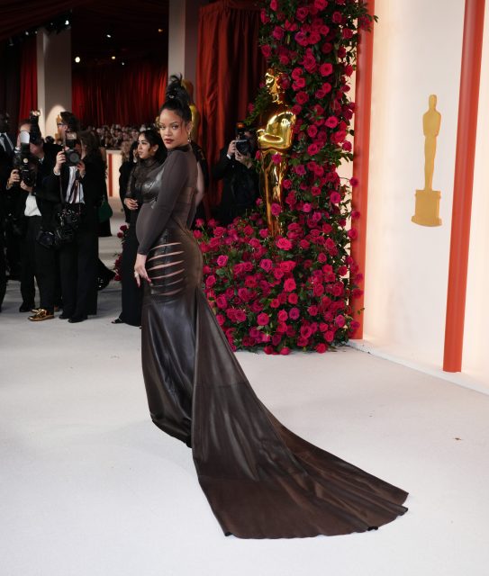 奧斯卡2023｜盤點名人紅地毯造型：Rihanna 透視孕婦裝登場，同場還有楊紫瓊以 Dior 高訂晚裝亮相、Cate Blanchett 換上 Louis Vuitton 禮服作戰袍⋯⋯