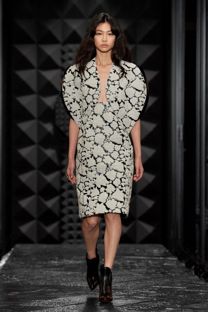 Louis Vuitton 探討真正的法式風格，以服裝打造「錯視畫」美學｜Fall / Winter 2023