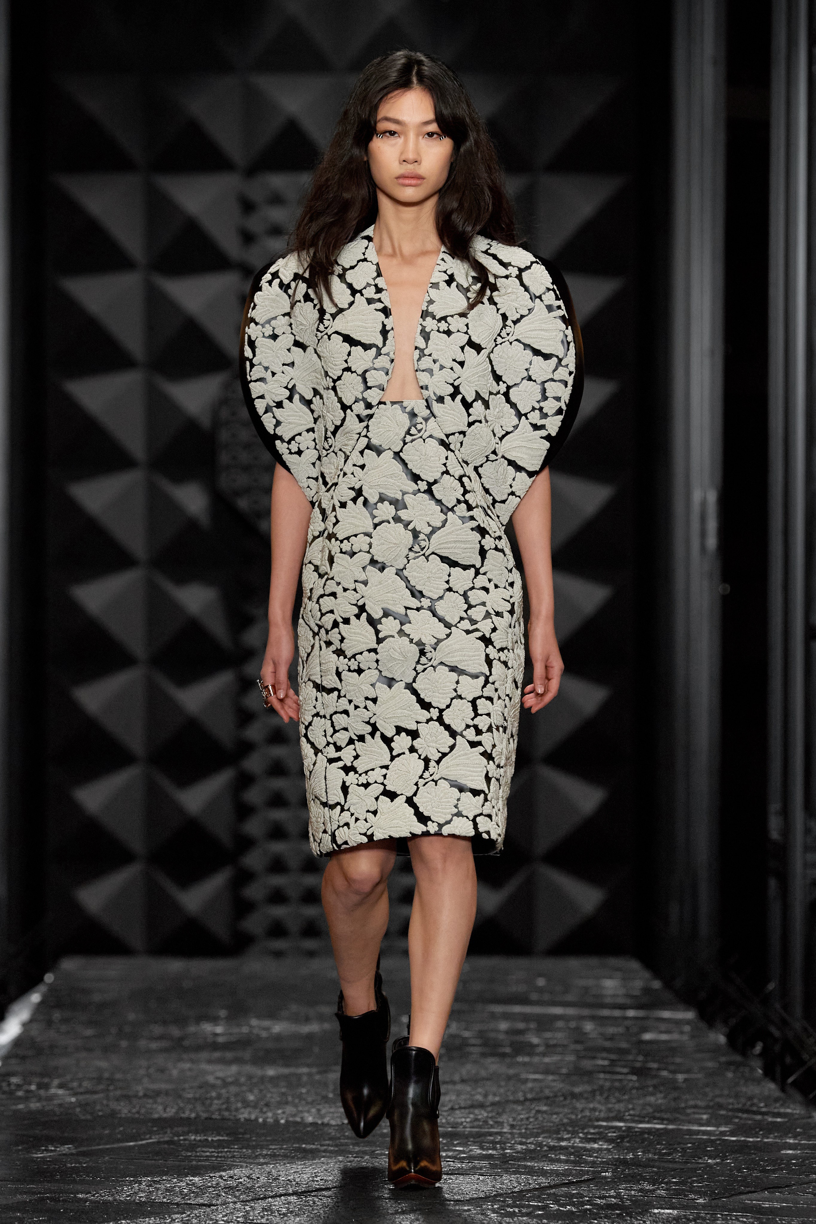 Louis Vuitton Spring 2017 Menswear Fashion Show Details - Vogue  Silk shirt  men, Louis vuitton mens shirts, Louis vuitton shirts