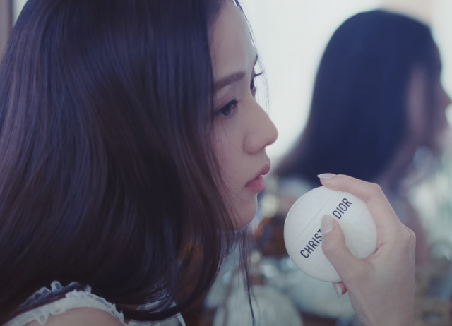 Jisoo最新Solo歌曲《FLOWER》正式推出 解剖全新MV中的美容造型