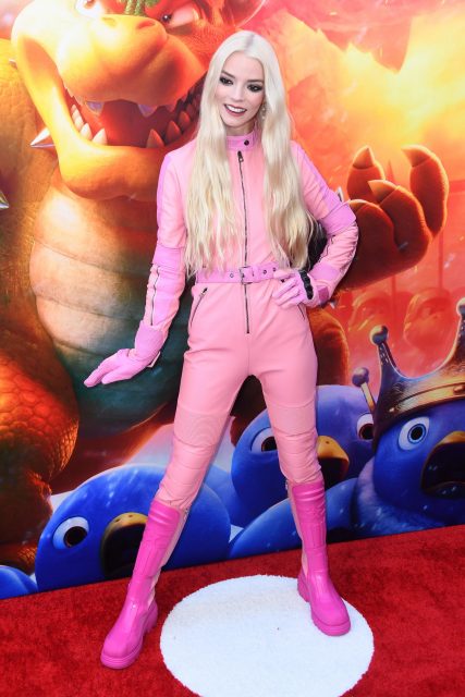 Anya Taylor-Joy 出席《超級瑪利歐兄弟大電影》首映禮，以 Dior 粉紅造型化身角色 Princess Peach？