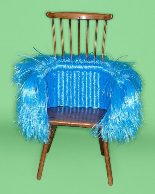 Loewe以一系列椅子重返米蘭國際家具展，由工匠編織出三十張獨一無二作品