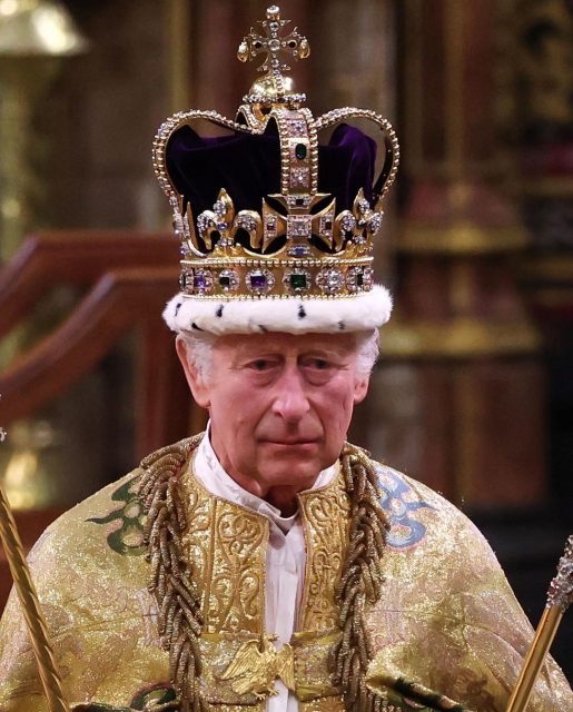 查理斯加冕禮｜從聖愛德華王冠、十字權杖到加冕椅，這些「王權器物」有何喻意？