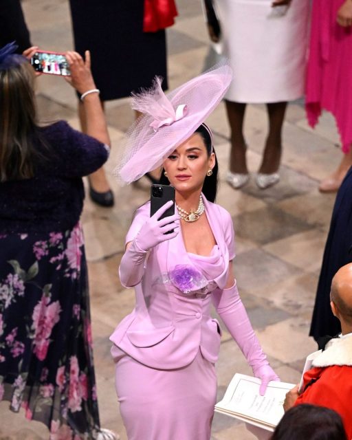 查理斯加冕禮｜Katy Perry穿上 Vivienne Westwood 紫色套裝，完美向英國王室致敬