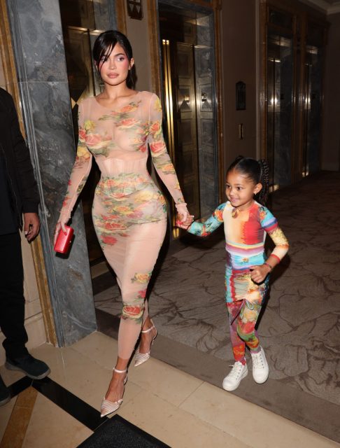 Kylie Jenner 與女兒 Stormi 換上 Jean Paul Gaultier 印花緊身衣造型亮相，一同挑戰最強「母女裝」地位！