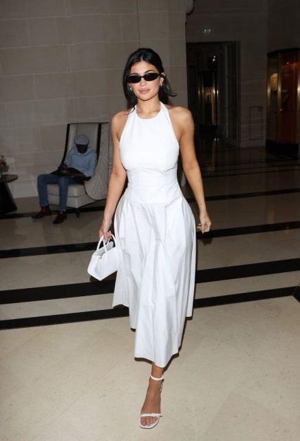 Kylie Jenner 不穿緊身性感衣，改走「法式淑女」風格？24 小時內以 3 套時尚造型演繹優雅法式風情！