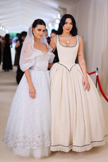 Met Gala 2023｜致敬Karl Lagerfeld怎能少了高級訂製婚紗？從Gisele Bündchen到Rihanna 盤點紅地毯最佳婚紗造型