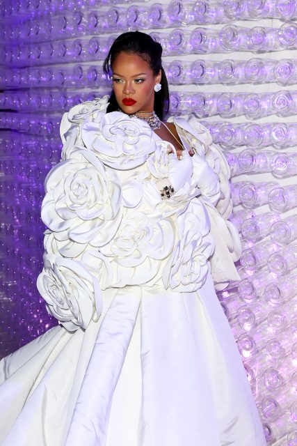 Met Gala 2023｜ 流行天后Rihanna與A$AP Rocky壓軸亮相紅地毯 Valentino白色山茶花披風帶來驚艷變裝