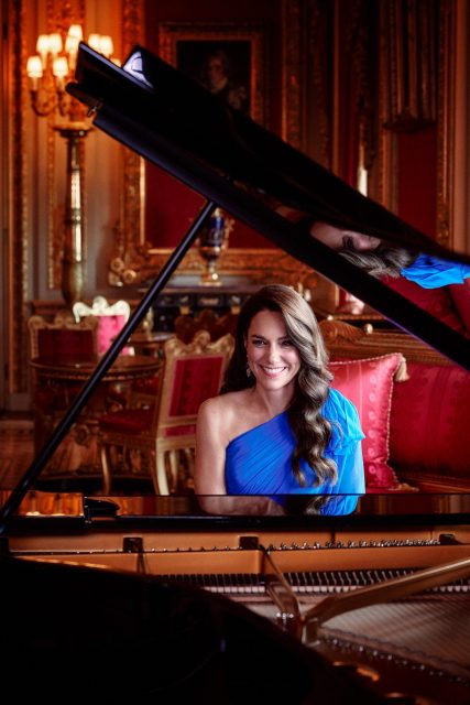 凱特王妃 Kate Middleton 「客串」 Eurovision 總決賽？換上一身絕美藍色晚裝帶來驚喜鋼琴表演