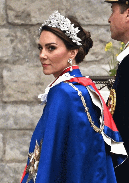查理斯加冕禮｜高貴王室母女裝！凱特王妃、夏洛特公主同樣身穿 Alexander McQueen 白色禮服出席