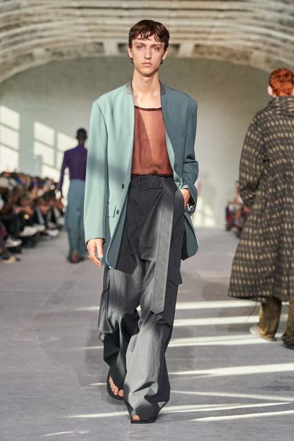 Dries Van Noten 以流暢剪裁與色彩組合重塑男士風格，演繹一種年輕的優雅｜Spring / Summer 2024 Menswear