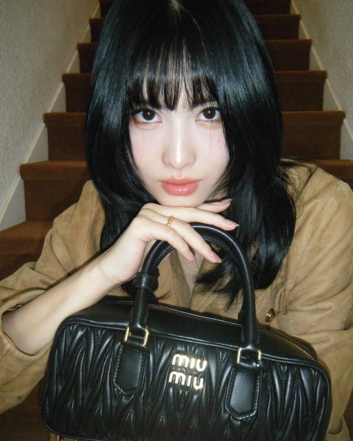 最新「Miu Miu Girl」是她！Twice 成員 Momo 出任 Miu Miu 品牌大使，演繹全新 Miu Arcadie 手袋！