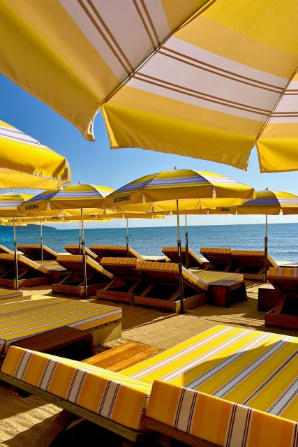 設計師 Simon Porte Jacquemus 為南法聖特羅佩海灘打造的時尚度假風情！