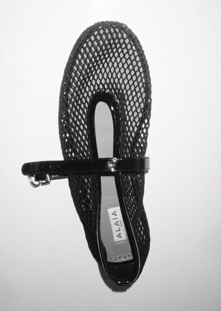 Mary Jane 平底鞋是名人造型必備單品！Alaïa 魚網設計、透視瑪麗珍平底鞋款式成為今年大熱爆款？