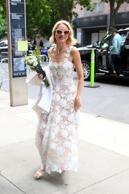 Naomi Watts 穿上喱士婚紗低調出嫁，簡單婚禮儀式也滿溢幸福感！