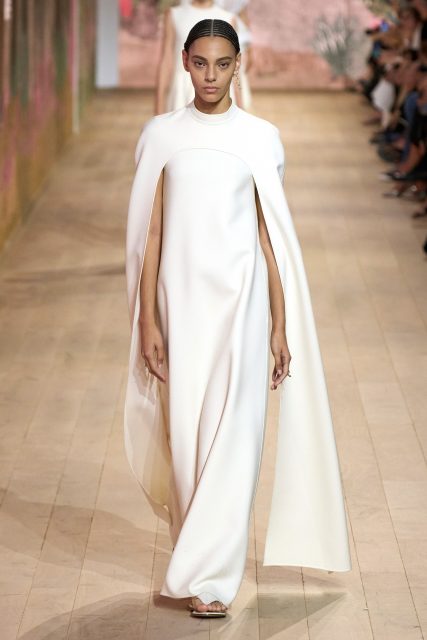Dior 從古代服裝取材，演繹一種靜謐簡約的「女神時裝」｜Haute Couture Fall 2023