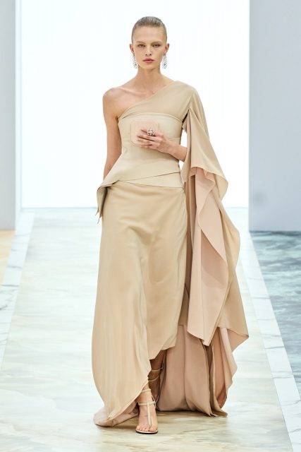 Kim Jones 與 Delfina Delletrez Fendi 攜手以珠寶調色盤創作高訂時裝系列，演繹時裝與珠寶的完美結合｜Fall 2023 Couture
