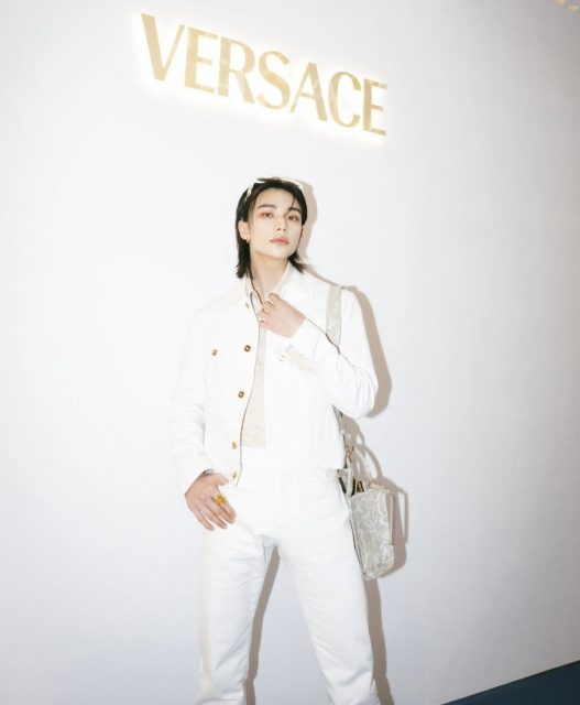 人氣韓流男團 Stray Kids 成員 Hyunjin 出任 Versace 全球品牌大使！身穿 Versace 定制設計亮相 Lollapalooza音樂節