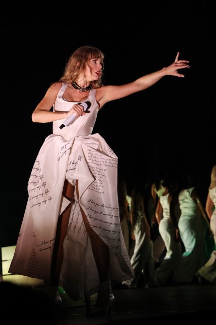 盤點 Taylor Swift《The Eras Tour》演唱會服裝造型： 由Versace亮片套裝到Vivienne Westwood戲劇性禮服！
