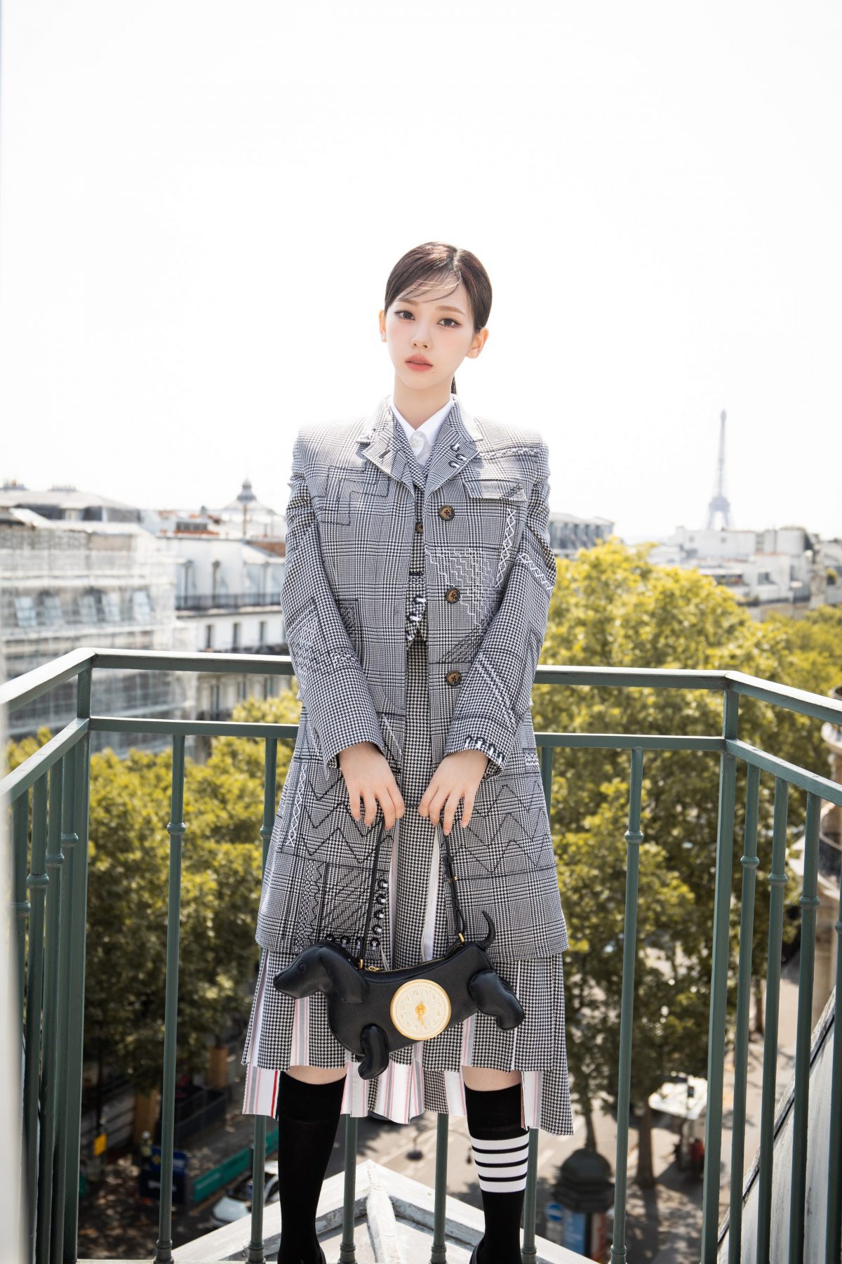 韓國女子組合 aespa 成員 Karina 以 Thom Browne 造型現身品牌巴黎時裝週，大方分享首先出席時裝展心得 – Vogue ...