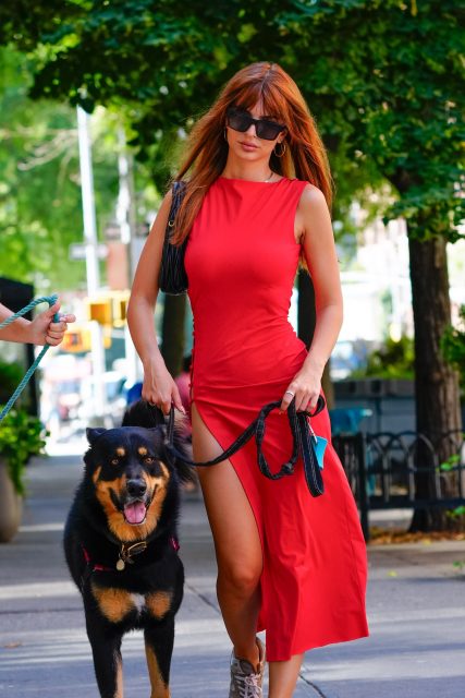 時尚名人都在穿這顏色！Emily Ratajkowski、Dua Lipa 示範今秋最流行的單品：「紅色連身裙 Red Dress」