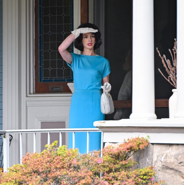 Anne Hathaway，Jessica Chastain主演心理驚悚片《Mothers’ Instinct》 1960年代造型探究母性本能