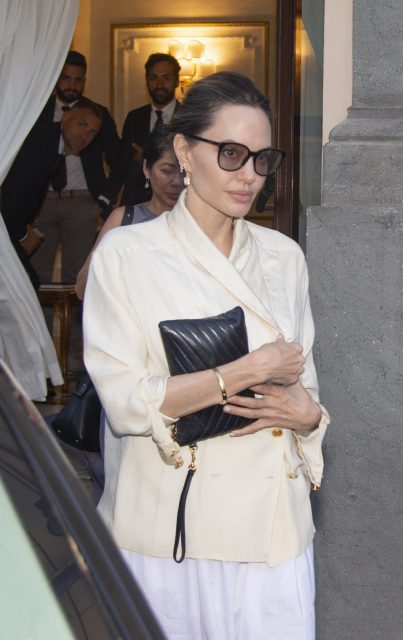 簡約女王 Angelina Jolie 身上的復古 Chanel 外套是終極 Quiet Luxury 單品⋯⋯？