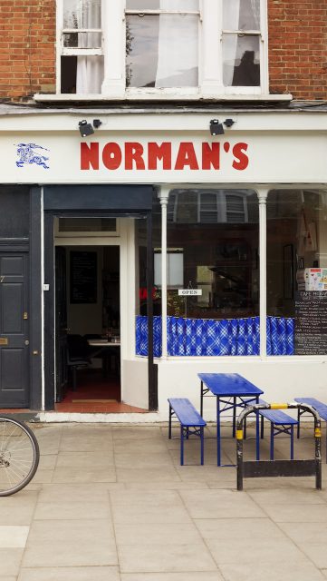 從英式早餐感受英倫魅力！Burberry 接管傳奇北倫敦咖啡館 Norman’s，啟動「BURBERRY Streets」項目⋯⋯