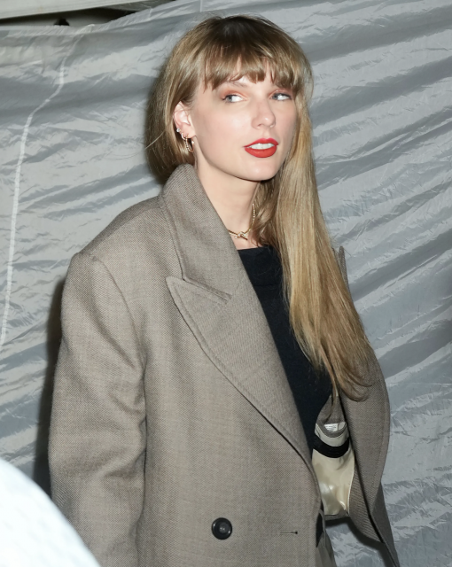 Taylor Swift率先示範兩款不同秋日妝容：橙調眼妝打造溫暖的「南瓜妝」以及冷酷的黑色眼線妝