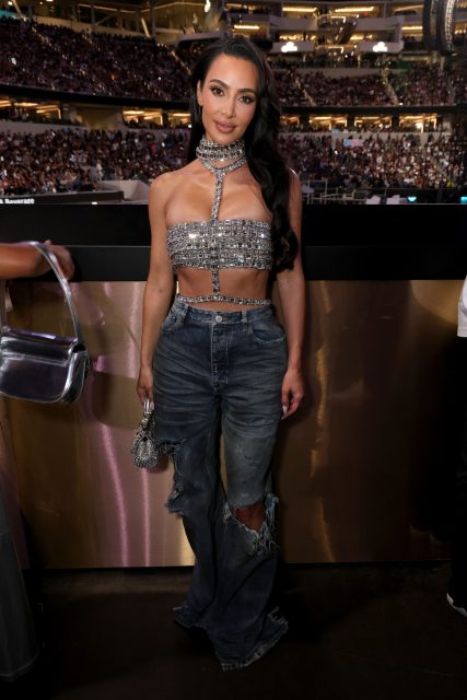 Kim Kardashian 去看演唱會的造型絕不遜色於 Beyoncé 舞台服！完美示範牛仔褲配漂亮上衣的不敗時尚法則