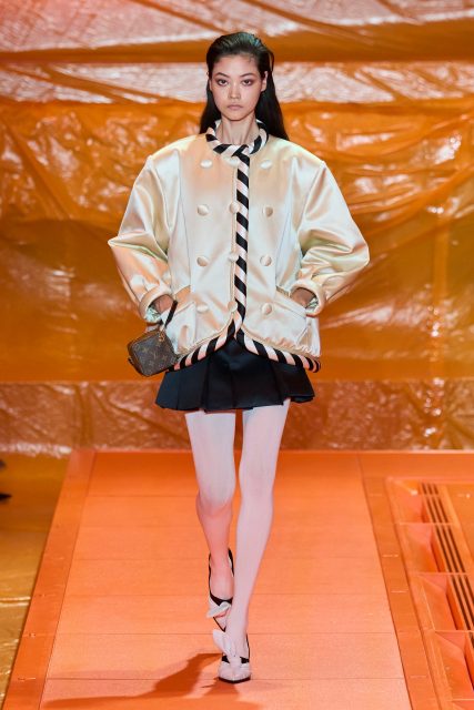 Louis Vuitton 將秀場化成熱氣球內部！以混合風格打造為旅行而設的日常製服｜ Spring / Summer 2024