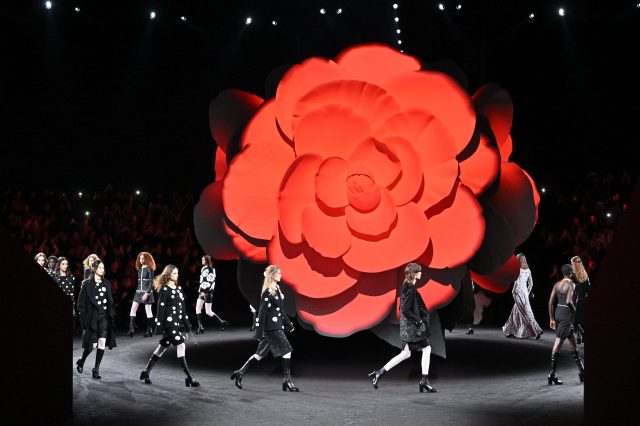 時尚界掀起「Flower Power」趨勢！從奢侈大牌的新季創意演繹到新銳設計師的作品解讀背後的時尚深意