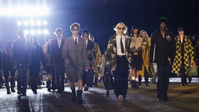 Louis Vuitton 驚喜宣布將在香港辦 Fashion Show！在11月30日於星光大道發表由 Pharrell Williams 設計的 2024 早秋男裝系列