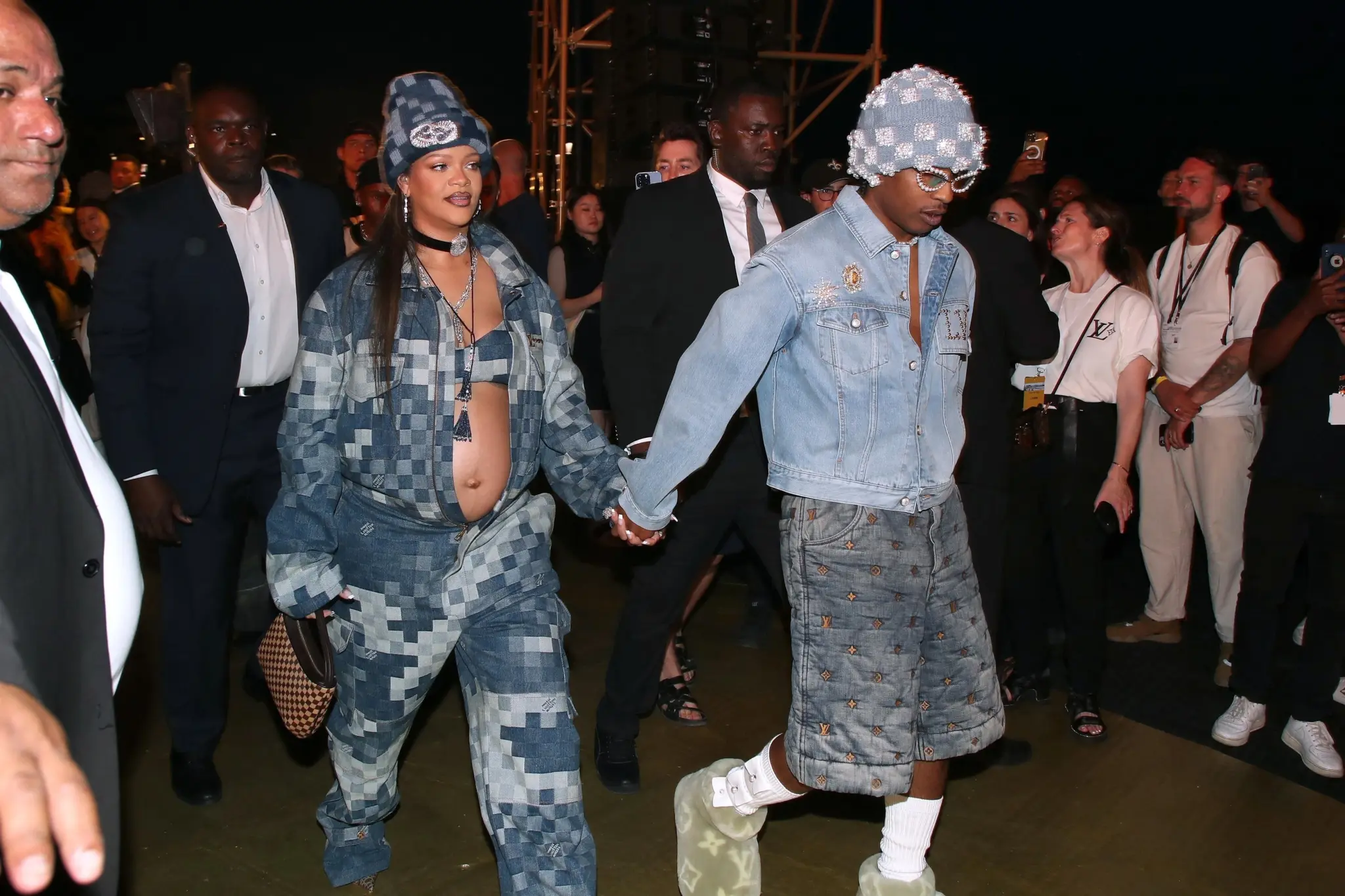Double Denim 風再添一名「信徒」，看 Rihanna 如何穿出颯爽性感？