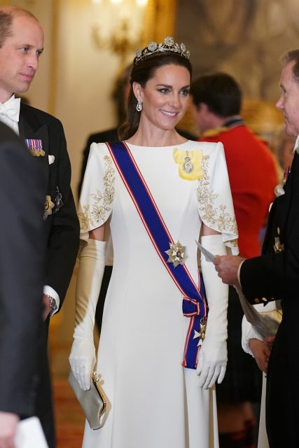 具有跨時代意義的鑽石皇冠！Kate Middleton在白金漢宮國宴驚喜戴上「被遺忘的」玫瑰皇冠