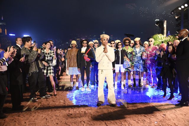 Louis Vuitton香港首次時裝展圓滿落幕！大展「幕後推手」Pharrell還創造過哪些歷史性的時裝時刻？