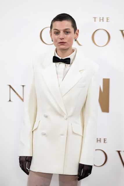 《王冠 The Crown》最終季首映禮紅地毯造型盤點！Emma Corrin致敬戴安娜王妃、Elizabeth Debicki上身Dior高訂禮服······