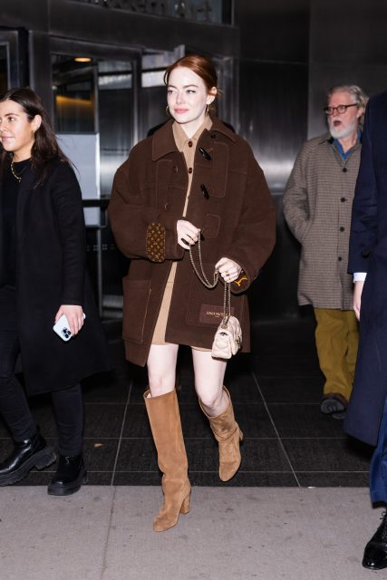 時尚是個輪迴！Emma Stone宣傳新電影《Poor Things》還不忘帶你重溫60年代穿搭風格