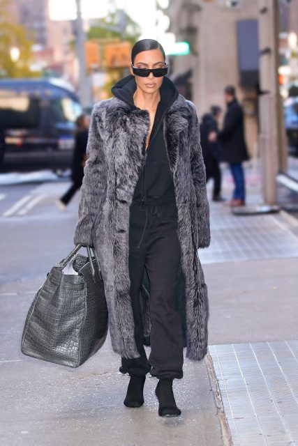 「大手袋」狂熱持續！Kim Kardashian 近日連環大曬一款超巨型 Hermès Birkin 手袋⋯⋯