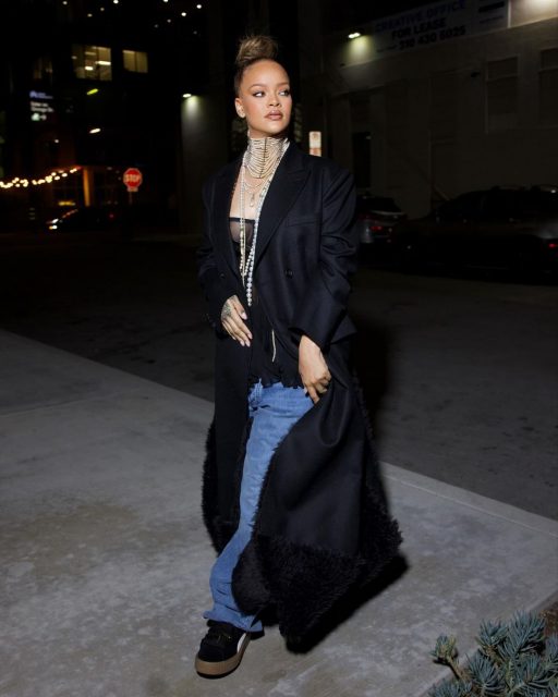 如何穿著毛毛大衣又不顯臃腫？Rihanna的 4 個華麗又高貴穿搭示範