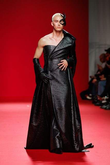 Robert Wun延續戲劇性廓形和百摺設計，將恐懼化為美與力量｜Spring/Summer 2024 Couture